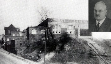 Fabrikgebäude und Bild von Gründer