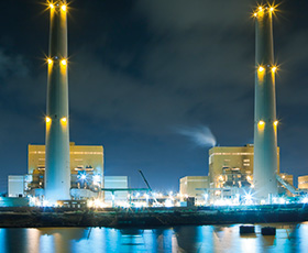 Kraftwerk bei Nacht